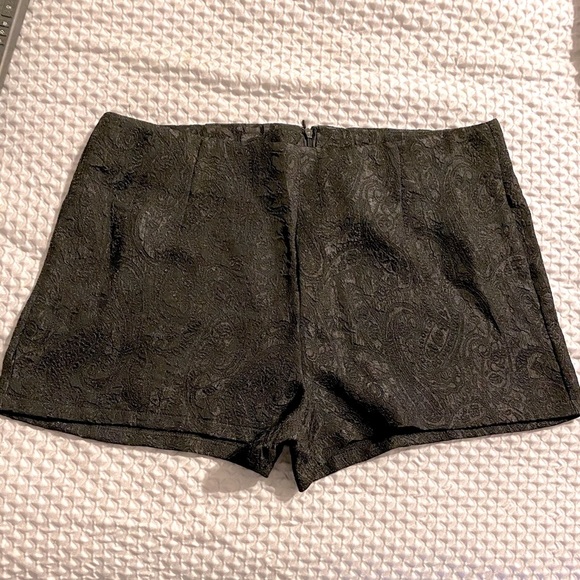 “Dark Knight” Black Paisley Print Shorts. Size M. Great Fit! NWT! - Picture 4 of 4